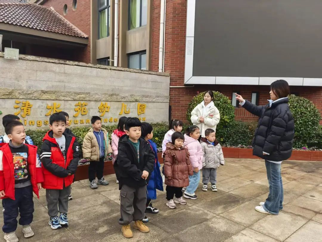 安全“童”行，伴我成長——鄭州市金水區(qū)清水苑幼兒園校車突發(fā)事故模擬應急演練