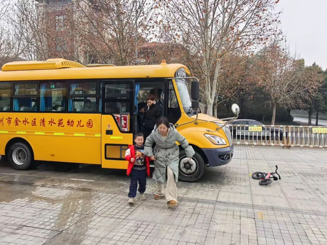 安全“童”行，伴我成長——鄭州市金水區(qū)清水苑幼兒園校車突發(fā)事故模擬應急演練