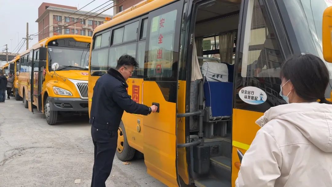 豫筑平安丨聚焦校車安全防線 護航學生乘車路 豫筑平安丨聚焦校車安全防線 護航學生乘車路