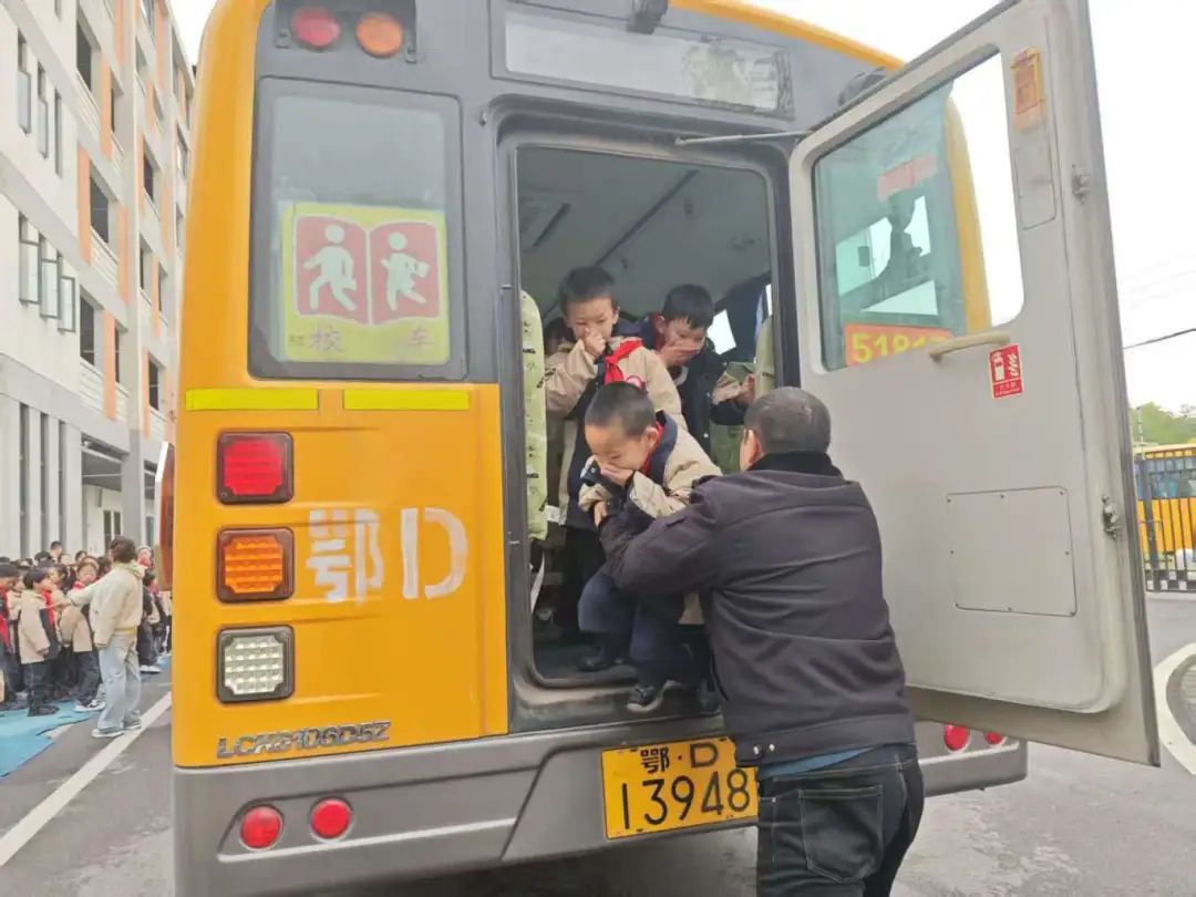 筑牢校車安全防線 守護學生出行平安——荊州經開區第二中學2025年校車安全演練