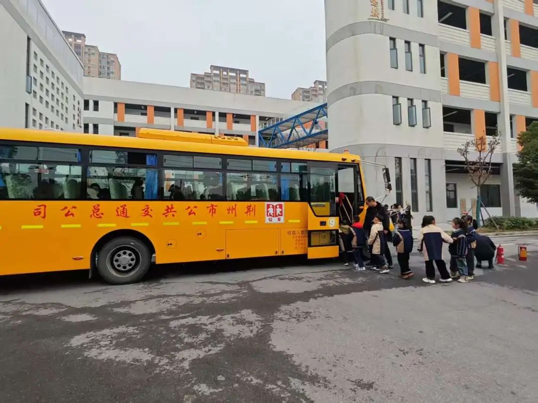 筑牢校車安全防線 守護學生出行平安——荊州經開區第二中學2025年校車安全演練