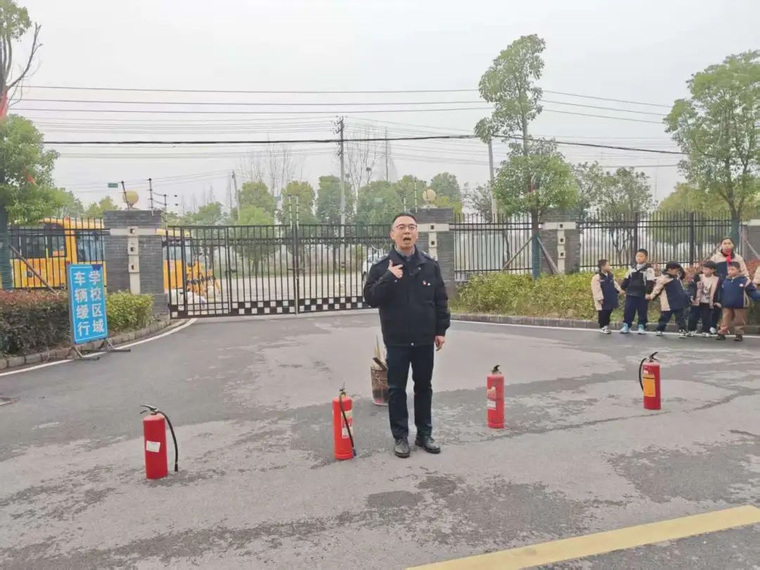 筑牢校車安全防線 守護學生出行平安——荊州經開區第二中學2025年校車安全演練