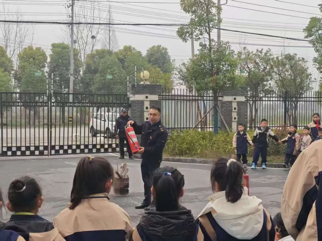 筑牢校車安全防線 守護學生出行平安——荊州經開區第二中學2025年校車安全演練