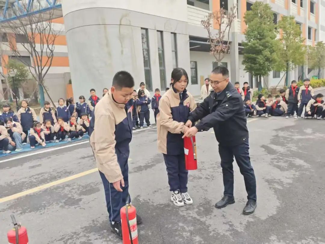 筑牢校車安全防線 守護學生出行平安——荊州經開區第二中學2025年校車安全演練