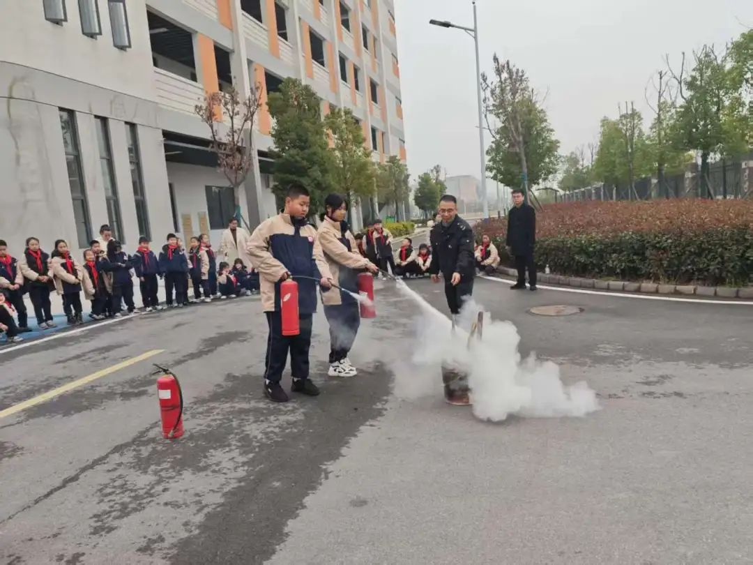 筑牢校車安全防線 守護學生出行平安——荊州經開區第二中學2025年校車安全演練