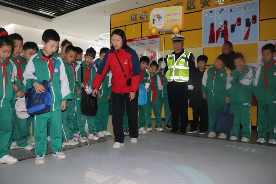 “知危險、會避險”高新交警大隊開展模擬乘坐校車“逃生”演練活動 圖片