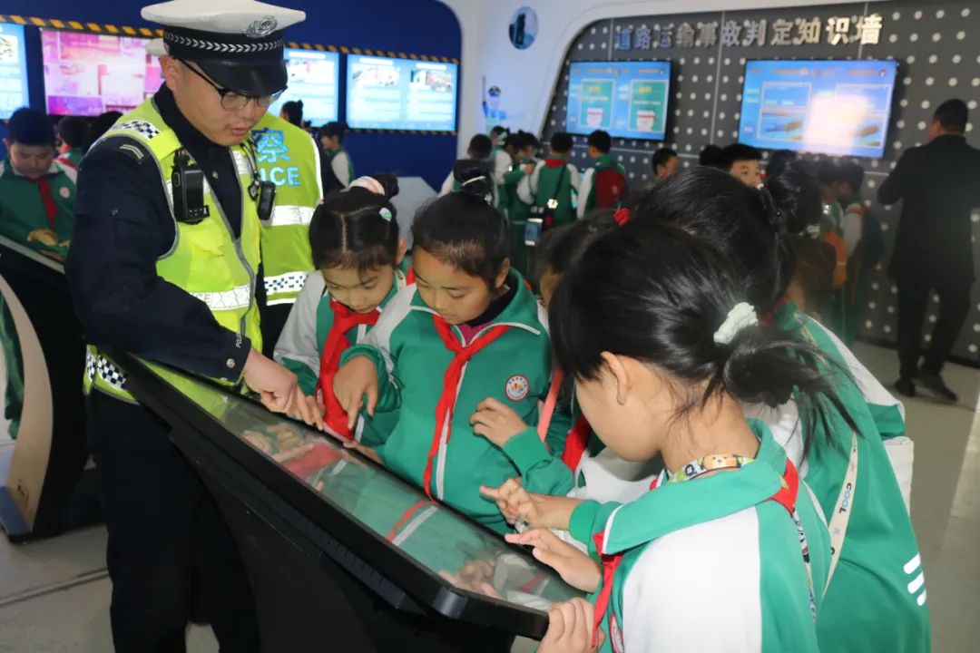 “知危險、會避險”高新交警大隊開展模擬乘坐校車“逃生”演練活動 圖片