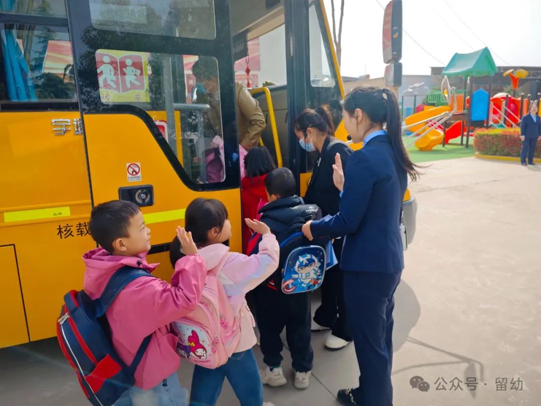 筑牢安全防線,守護快樂成長——留古鎮(zhèn)中心幼兒園校車安全應急演練活動 圖片