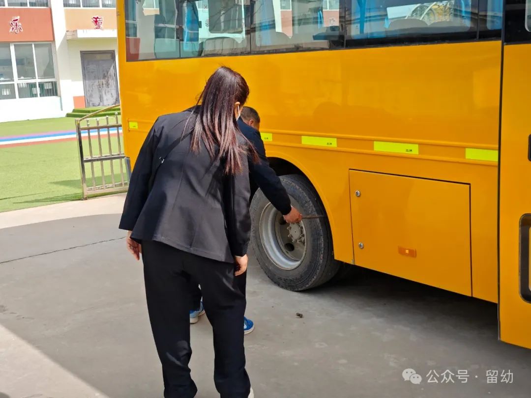 筑牢安全防線,守護快樂成長——留古鎮(zhèn)中心幼兒園校車安全應急演練活動 圖片