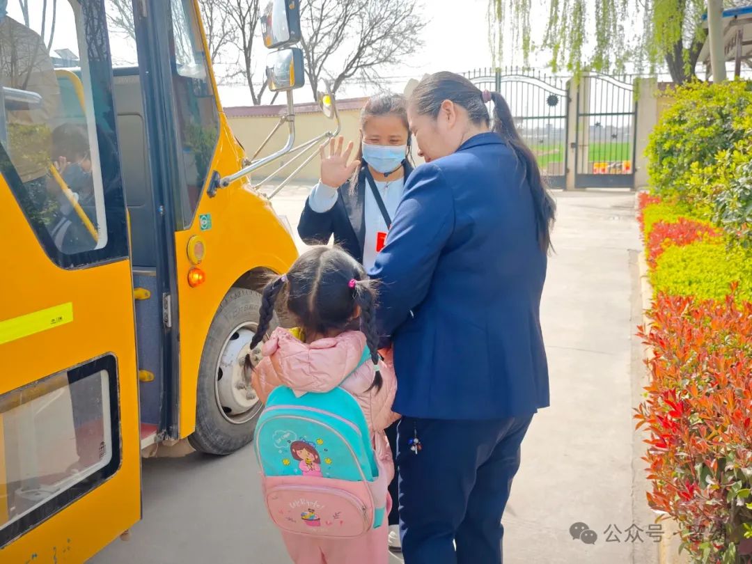 筑牢安全防線,守護快樂成長——留古鎮(zhèn)中心幼兒園校車安全應急演練活動 圖片