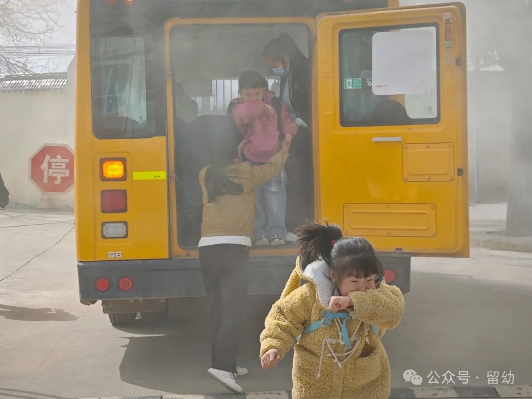 筑牢安全防線,守護快樂成長——留古鎮(zhèn)中心幼兒園校車安全應急演練活動 圖片
