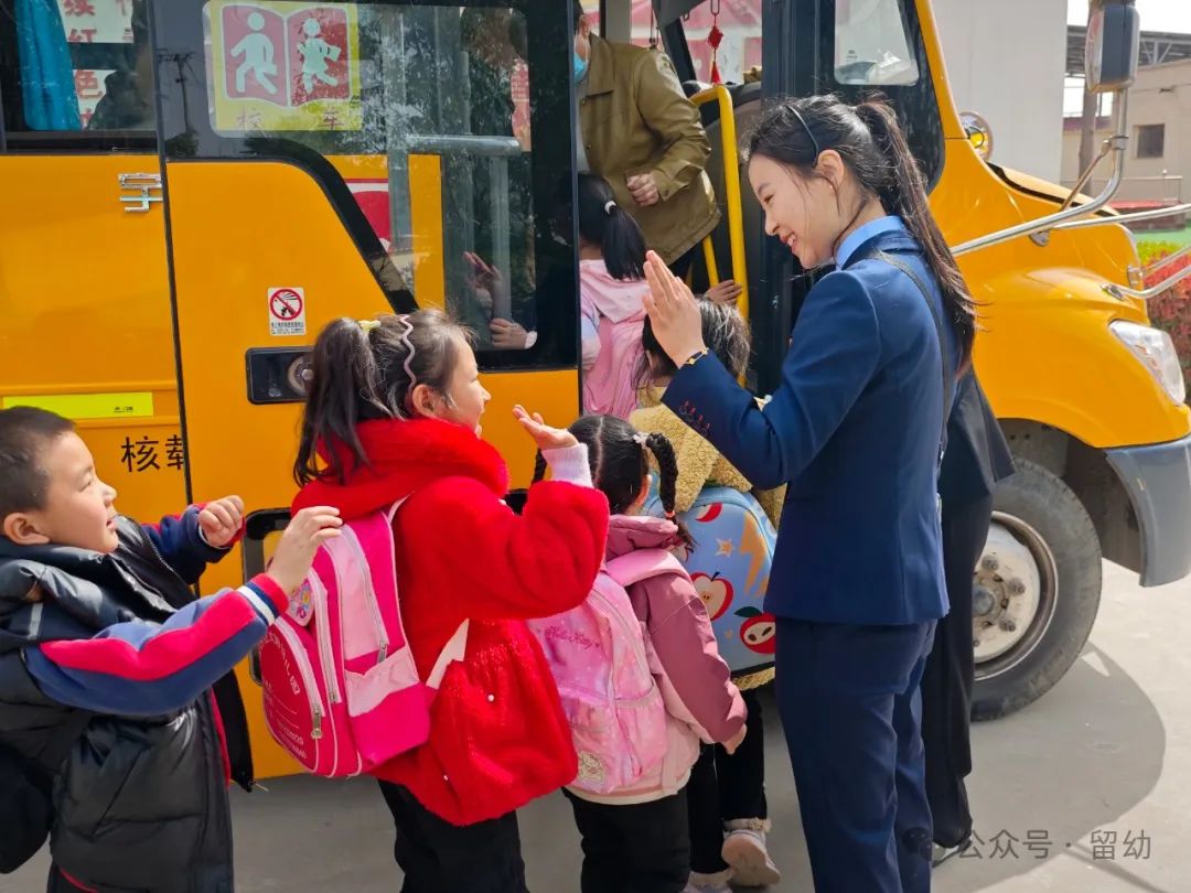 筑牢安全防線,守護快樂成長——留古鎮(zhèn)中心幼兒園校車安全應急演練活動 圖片