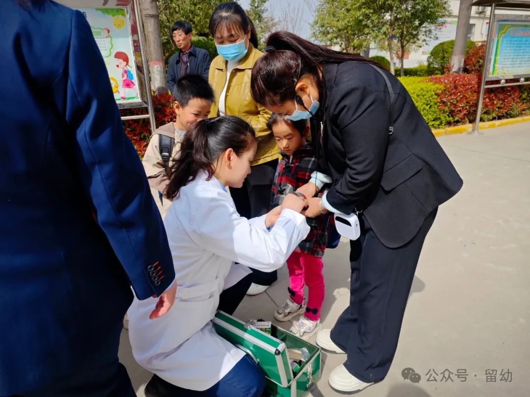 筑牢安全防線,守護快樂成長——留古鎮(zhèn)中心幼兒園校車安全應急演練活動 圖片