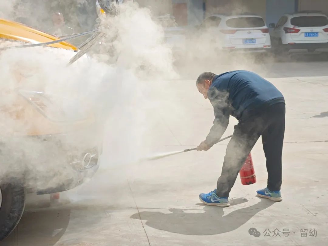 筑牢安全防線,守護快樂成長——留古鎮(zhèn)中心幼兒園校車安全應急演練活動 圖片