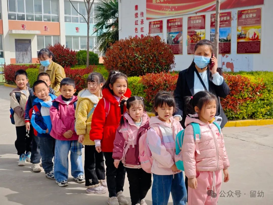 筑牢安全防線,守護快樂成長——留古鎮(zhèn)中心幼兒園校車安全應急演練活動 圖片