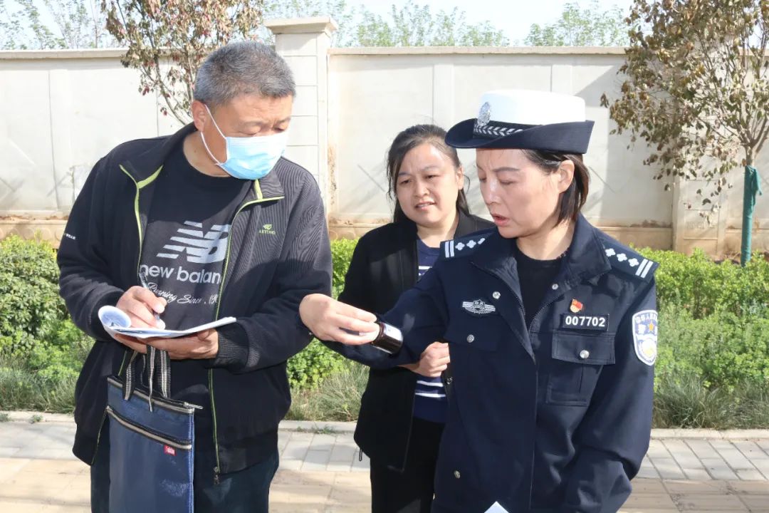 高新交警大隊開展校車安全大檢查/ 圖片