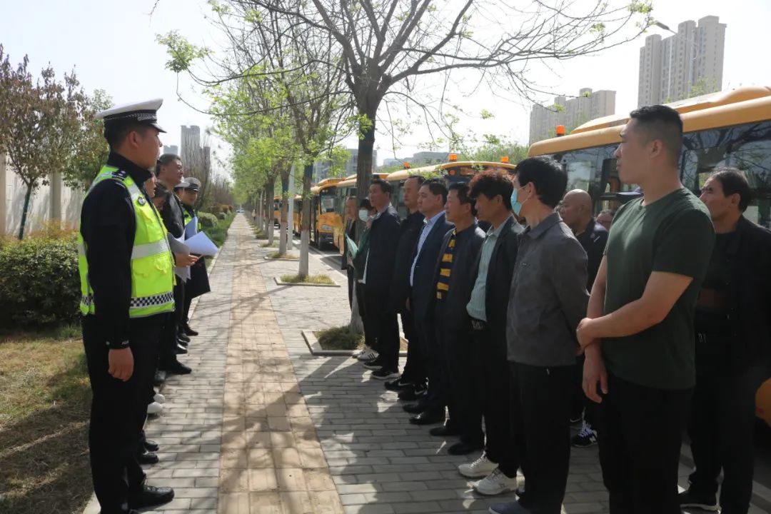 高新交警大隊開展校車安全大檢查/ 圖片