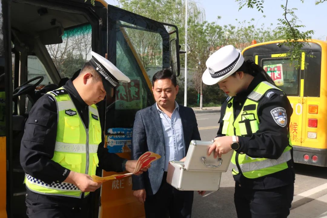 高新交警大隊開展校車安全大檢查/ 圖片