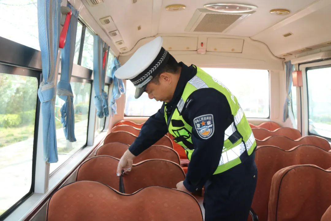 高新交警大隊開展校車安全大檢查/ 圖片