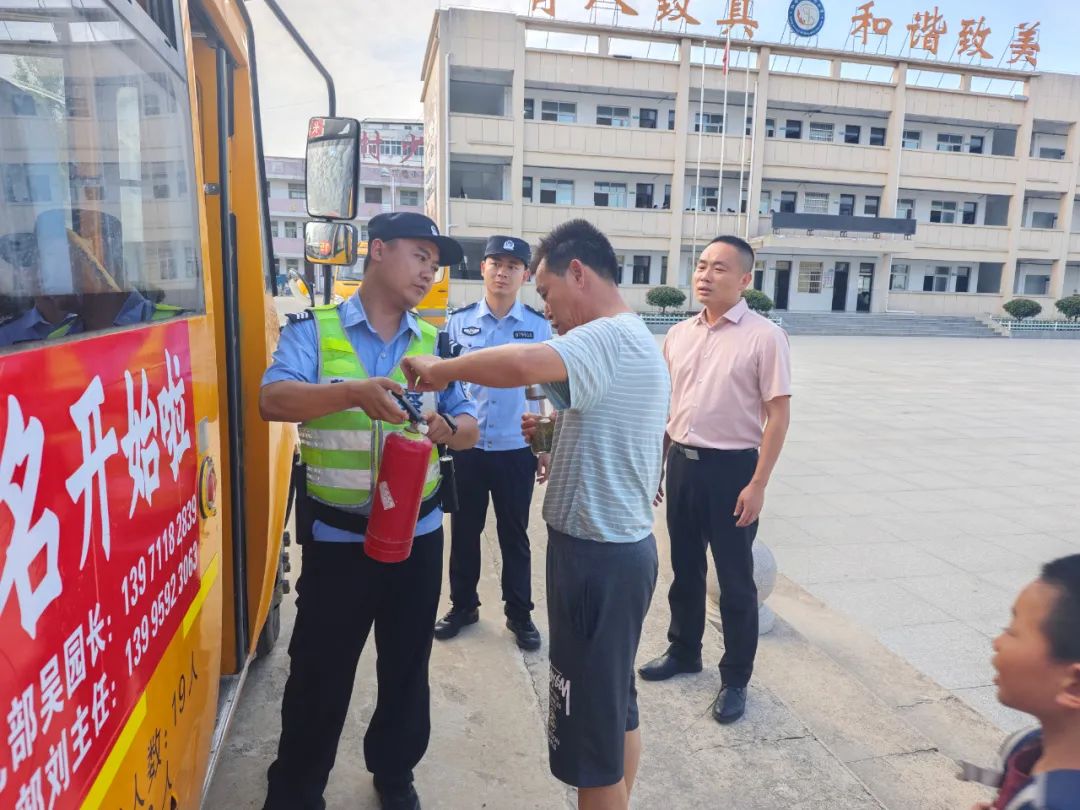 警校聯(lián)動(dòng)查校車(chē) 筑牢學(xué)生平安路——實(shí)驗(yàn)小學(xué)太平校區(qū)聯(lián)合民警開(kāi)展校車(chē)專項(xiàng)安檢