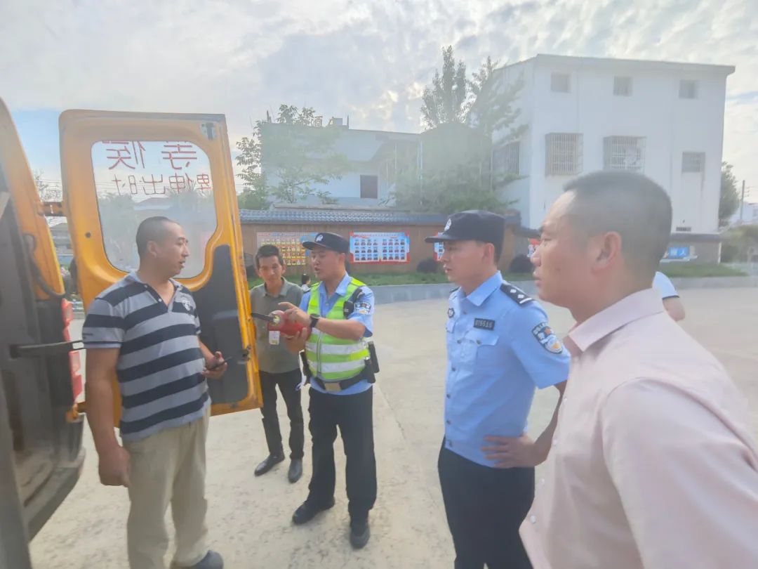 警校聯(lián)動(dòng)查校車(chē) 筑牢學(xué)生平安路——實(shí)驗(yàn)小學(xué)太平校區(qū)聯(lián)合民警開(kāi)展校車(chē)專項(xiàng)安檢