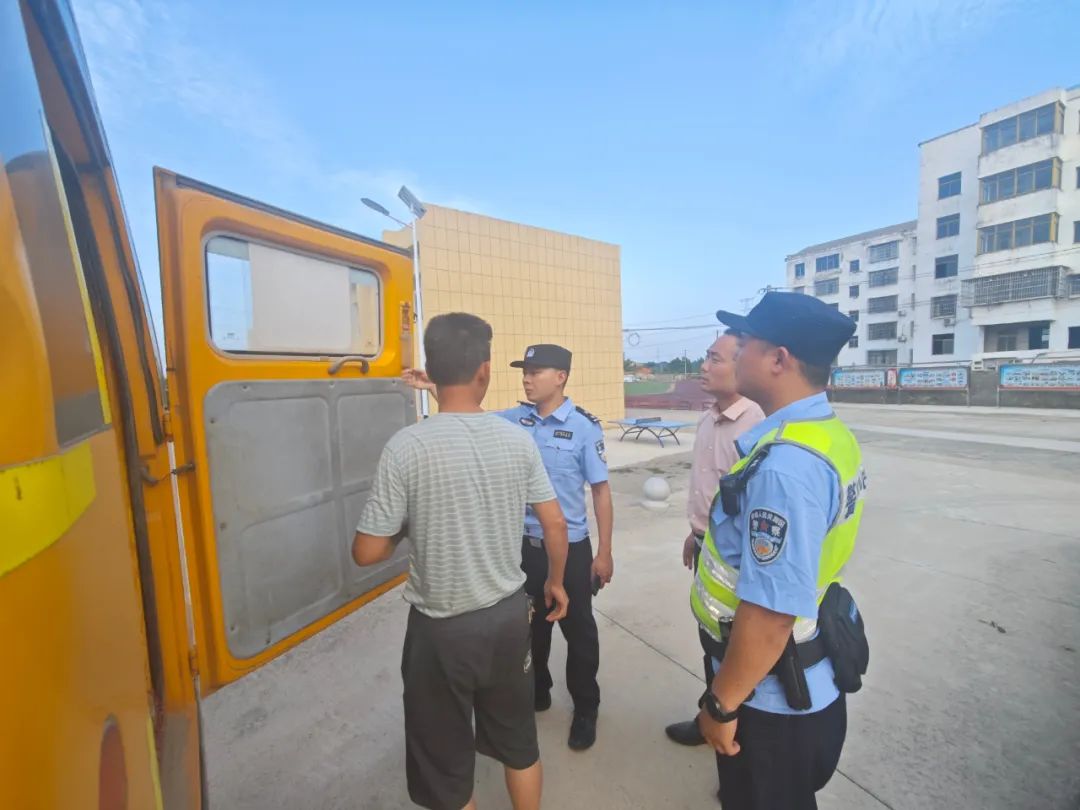 警校聯(lián)動(dòng)查校車(chē) 筑牢學(xué)生平安路——實(shí)驗(yàn)小學(xué)太平校區(qū)聯(lián)合民警開(kāi)展校車(chē)專項(xiàng)安檢