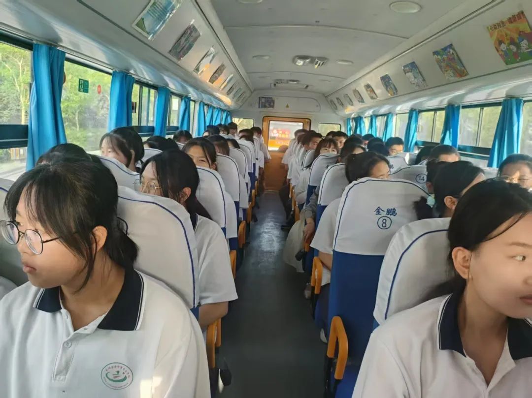 愛心校車助力高考 全力護航夢想之路——瓜州縣教育局安排校車為高考學子提供交通保障 愛心校車助力高考 全力護航夢想之路——瓜州縣教育局安排校車為高考學子提供交通保障