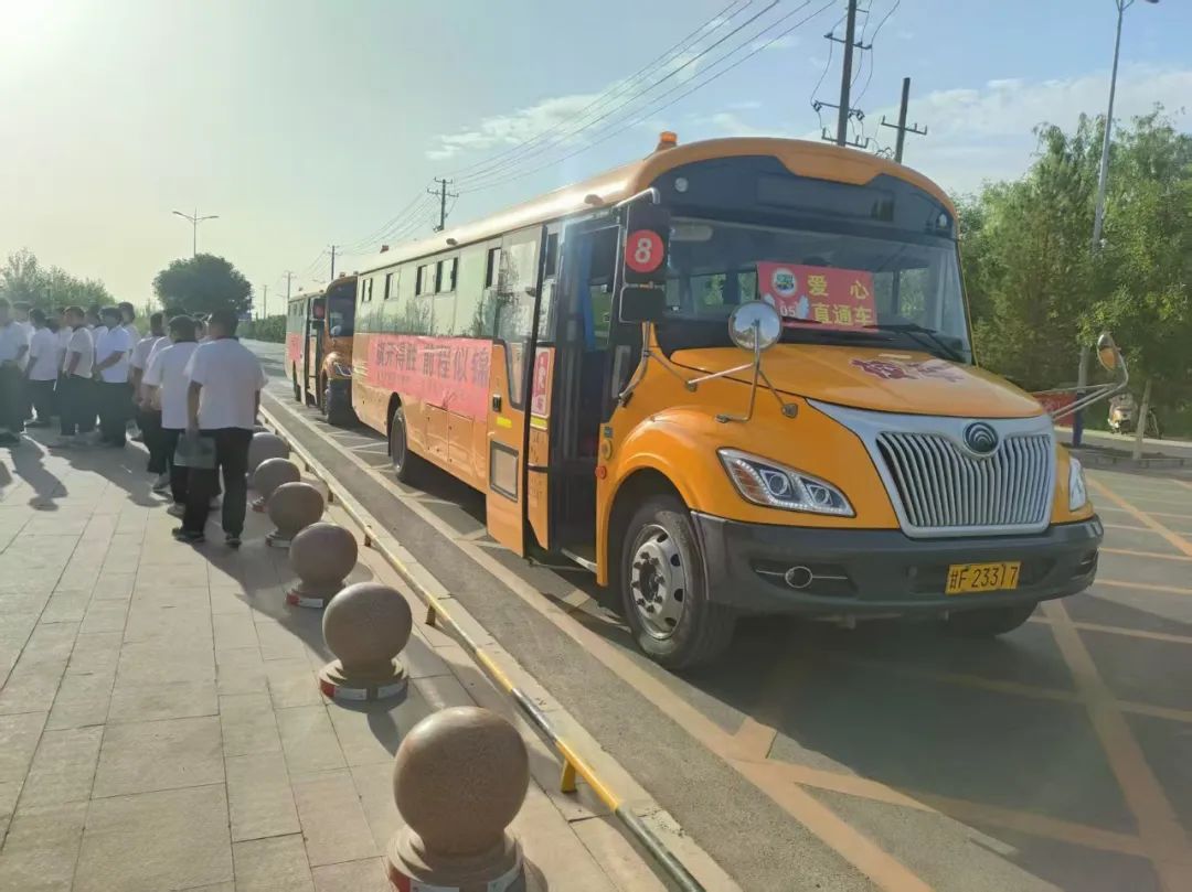 愛心校車助力高考 全力護航夢想之路——瓜州縣教育局安排校車為高考學子提供交通保障 愛心校車助力高考 全力護航夢想之路——瓜州縣教育局安排校車為高考學子提供交通保障