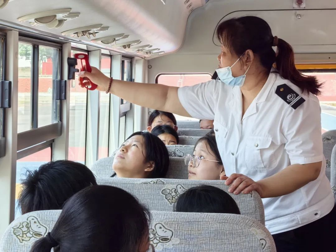 【全環境立德樹人】筑牢校車安全防線----方下中心中學開展校車安全疏散演練活動