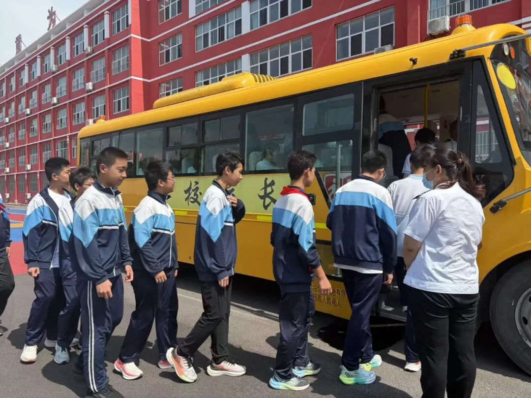 【全環境立德樹人】筑牢校車安全防線----方下中心中學開展校車安全疏散演練活動