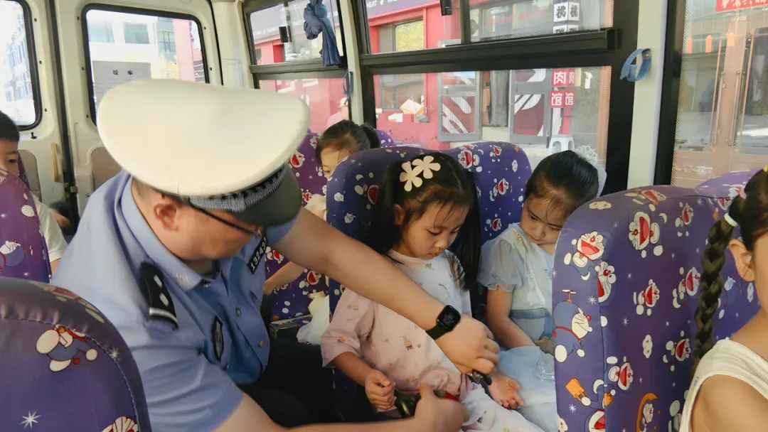 【陽光下的守護(hù)】校車安全系萬家——北安市公安局開展校車安全大檢查 圖片