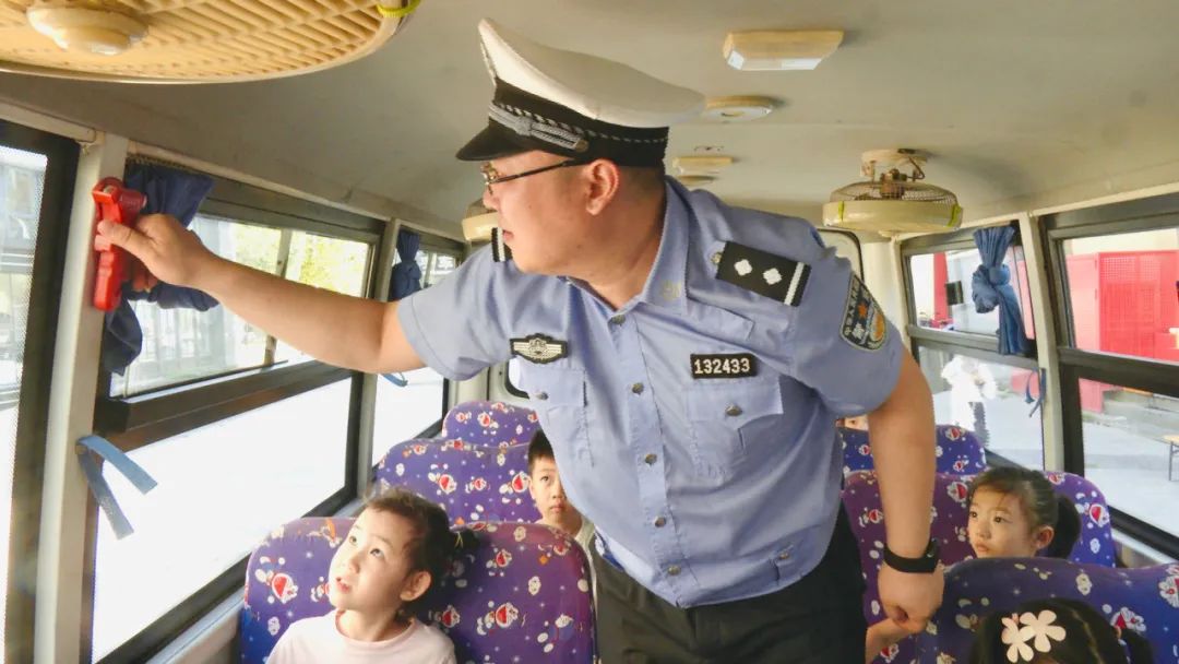 【陽光下的守護(hù)】校車安全系萬家——北安市公安局開展校車安全大檢查 【陽光下的守護(hù)】校車安全系萬家——北安市公安局開展校車安全大檢查