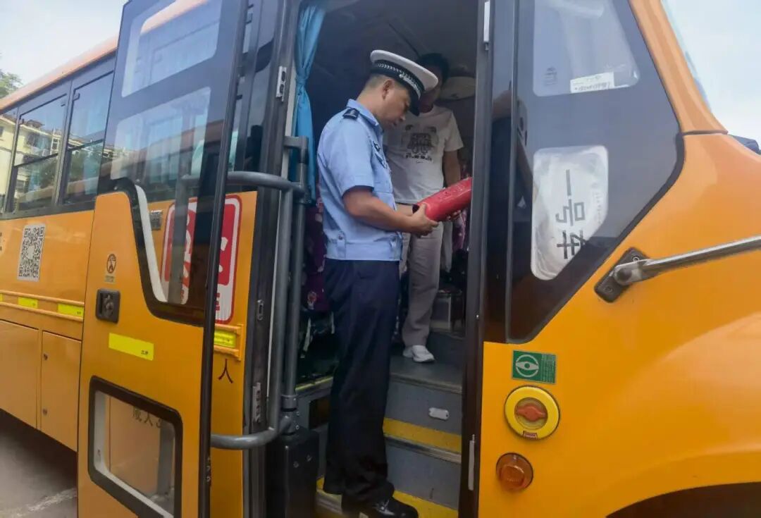 秋季開(kāi)學(xué)，你家孩子坐的校車(chē)被“查”了......