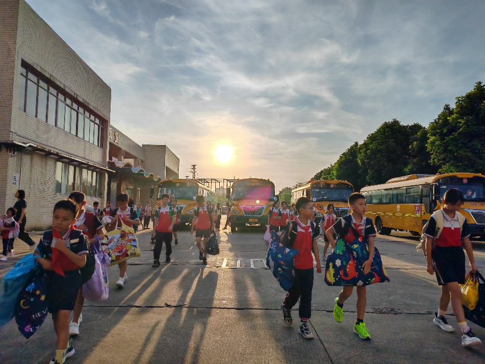 開學首日,3.8萬名學生乘佛汽校車返校 開學首日,3.8萬名學生乘佛汽校車返校