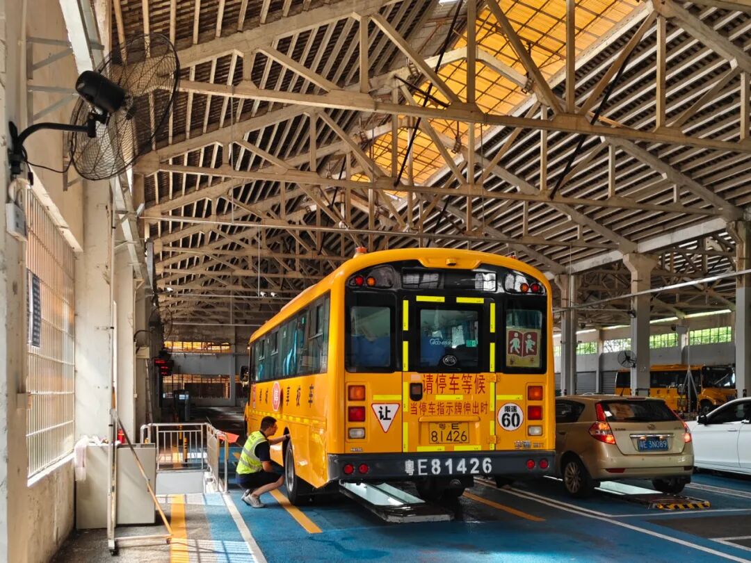 開學首日,3.8萬名學生乘佛汽校車返校 開學首日,3.8萬名學生乘佛汽校車返校