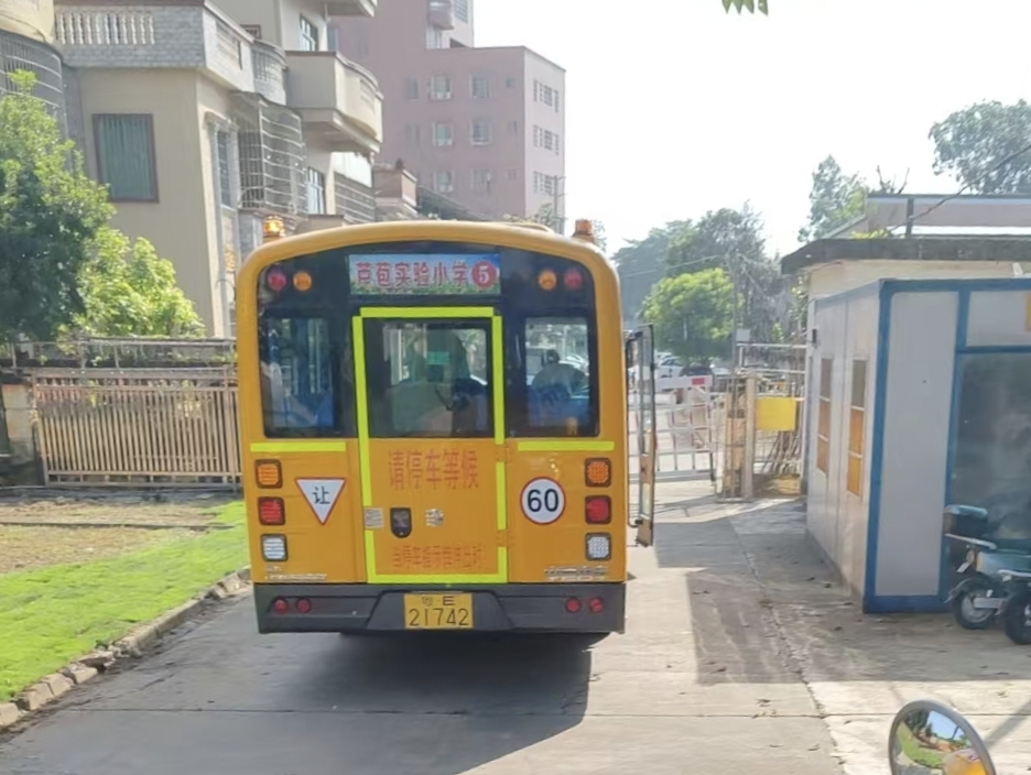 開學首日,3.8萬名學生乘佛汽校車返校 開學首日,3.8萬名學生乘佛汽校車返校