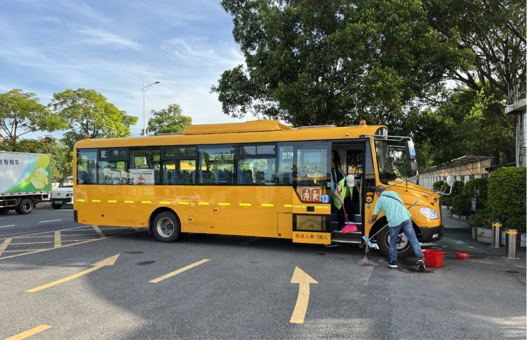 開學首日,3.8萬名學生乘佛汽校車返校 開學首日,3.8萬名學生乘佛汽校車返校
