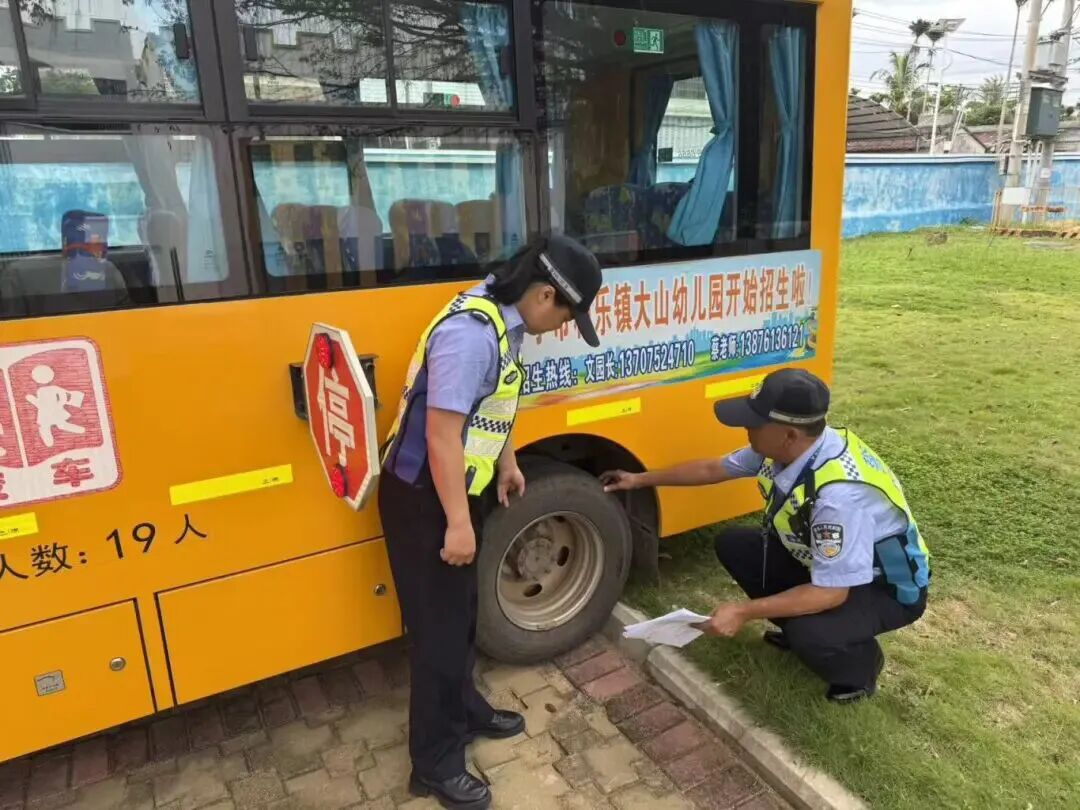 萬寧交警開展校車安全“體檢”
