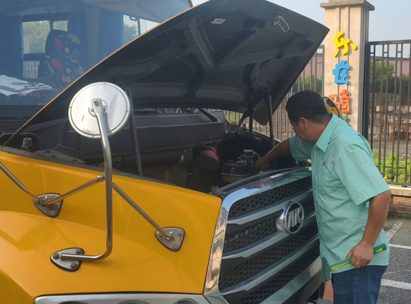 校車演練不松懈,安全意識記心間——蘆苞鎮(zhèn)中心幼兒園2025年秋季學(xué)期校車消防演練 87008b6e8970fe7523f2547e01e24693.jpg