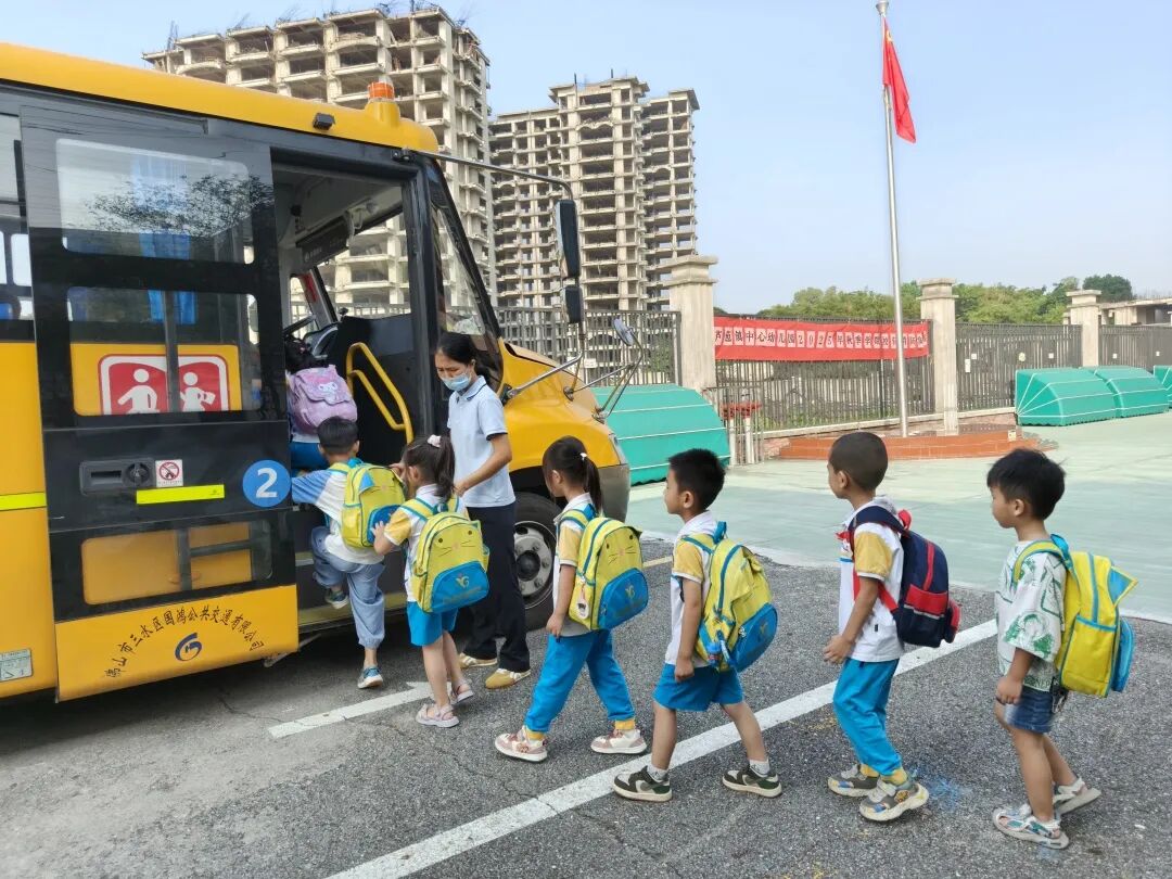校車演練不松懈,安全意識記心間——蘆苞鎮(zhèn)中心幼兒園2025年秋季學(xué)期校車消防演練 23042b706ae8951f4746715789957a64.jpg
