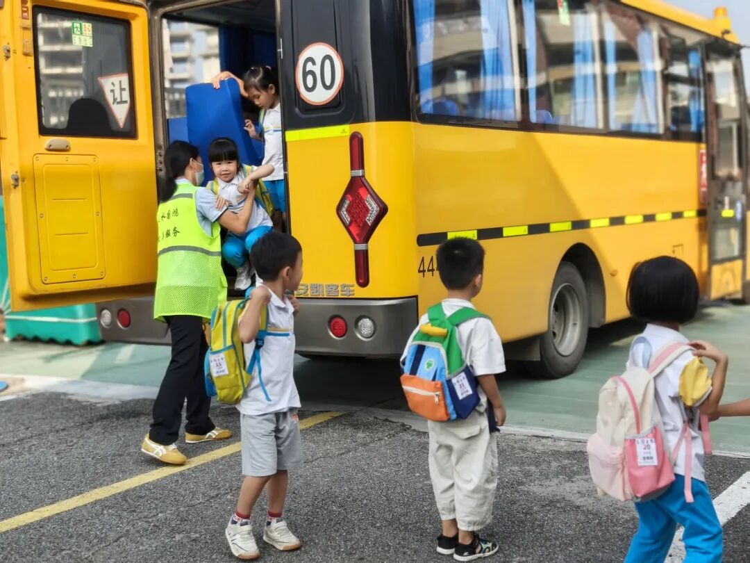 校車演練不松懈,安全意識記心間——蘆苞鎮(zhèn)中心幼兒園2025年秋季學(xué)期校車消防演練 9fcb1ec74cdfb00c17828c4dfb61965c.jpg