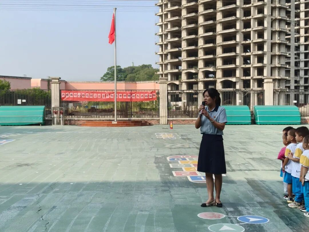 校車演練不松懈,安全意識記心間——蘆苞鎮(zhèn)中心幼兒園2025年秋季學(xué)期校車消防演練 2f1d71431bf399256c0fb4e80d1d288c.jpg