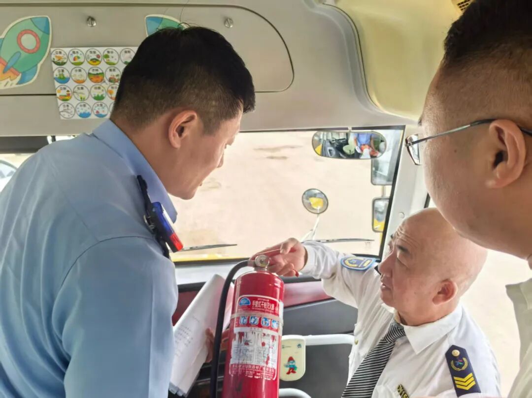 警企聯(lián)合，護(hù)航學(xué)子平安出行