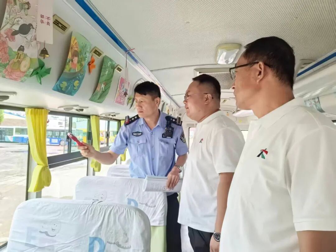 警企聯(lián)合，護(hù)航學(xué)子平安出行