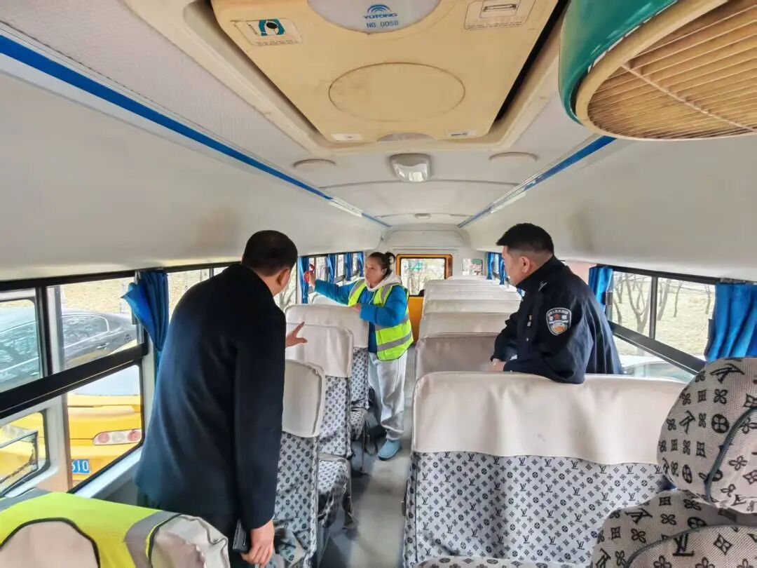 【工作動態(tài)】郊區(qū)交警大隊(duì)聯(lián)合多部門開展校車安全專項(xiàng)檢查