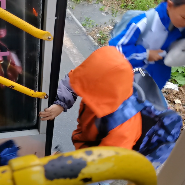 愛心護航：海清鄉鎮公益校車溫暖啟程！