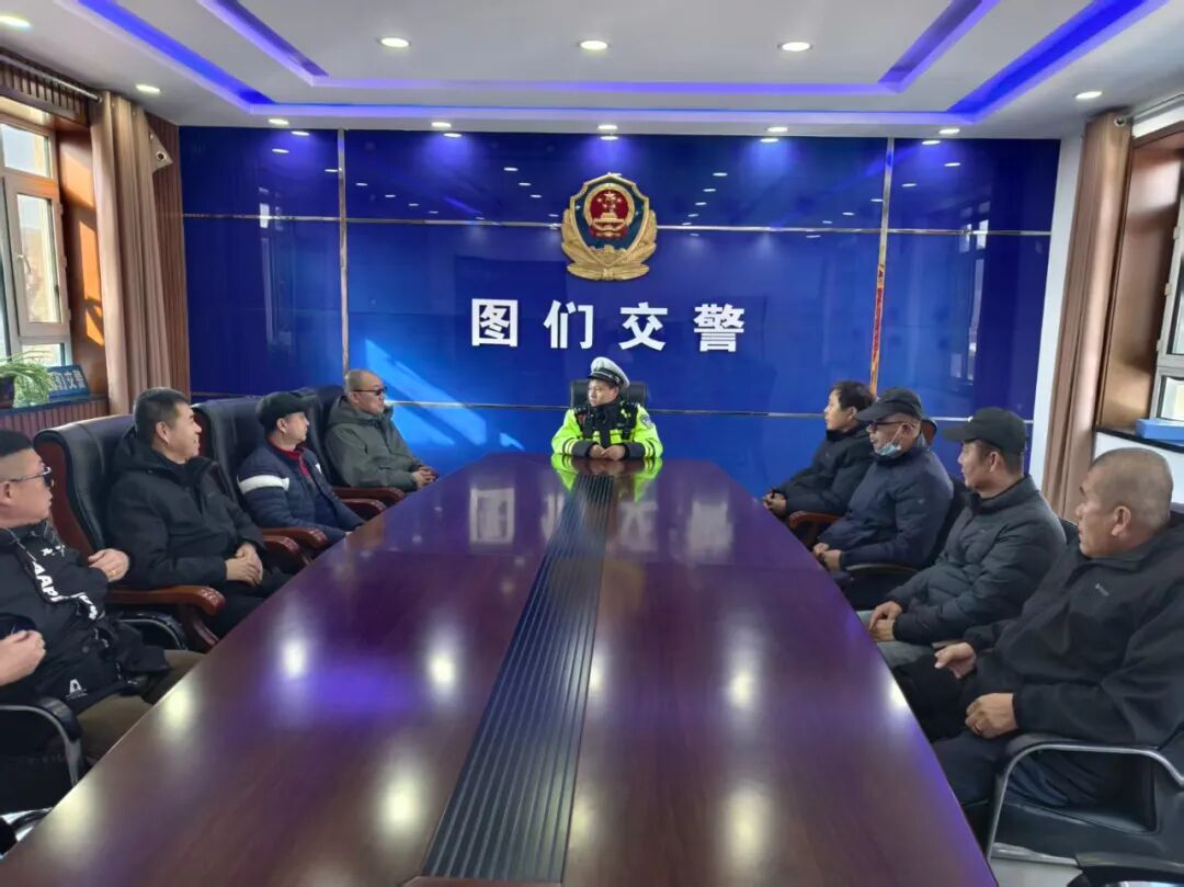 筑牢校車安全防線 擰緊冬季校車出行“安全閥”圖們公安交警開展冬季校車安全檢查