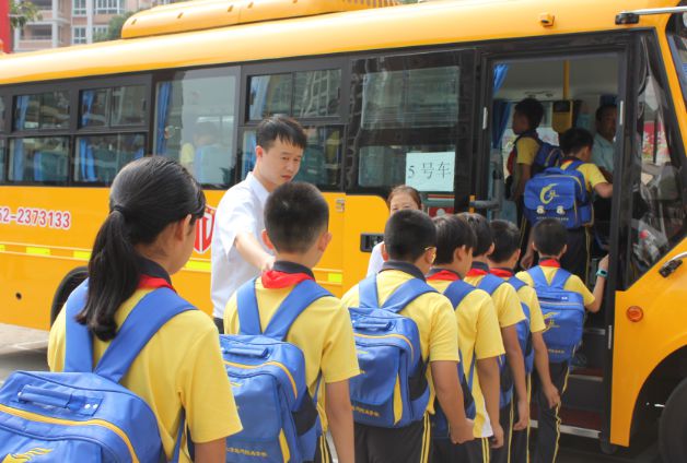 學生排隊上車