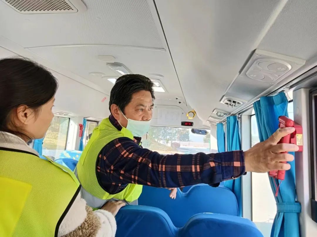 安全演練不松懈 校車安全伴我行 安全演練不松懈 校車安全伴我行