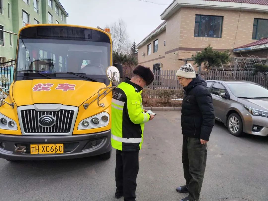 【冬季行動】龍井交警檢校車排隱患 筑牢平安上學路 圖片